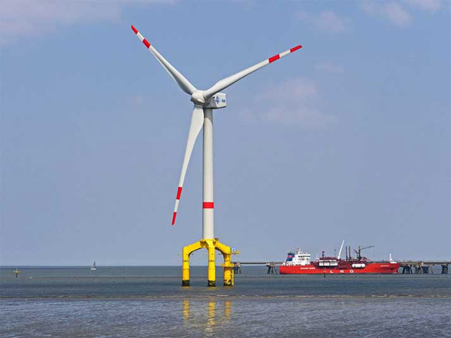 Windrad im Meer bei Hooksiel im  Wangerland