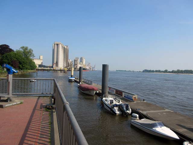 Blick auf Weser und Hafen Brake