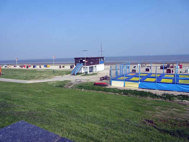 Strand mit DLRG-Station und Trampolin