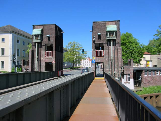 Cäcilienbrücke, Fußweg